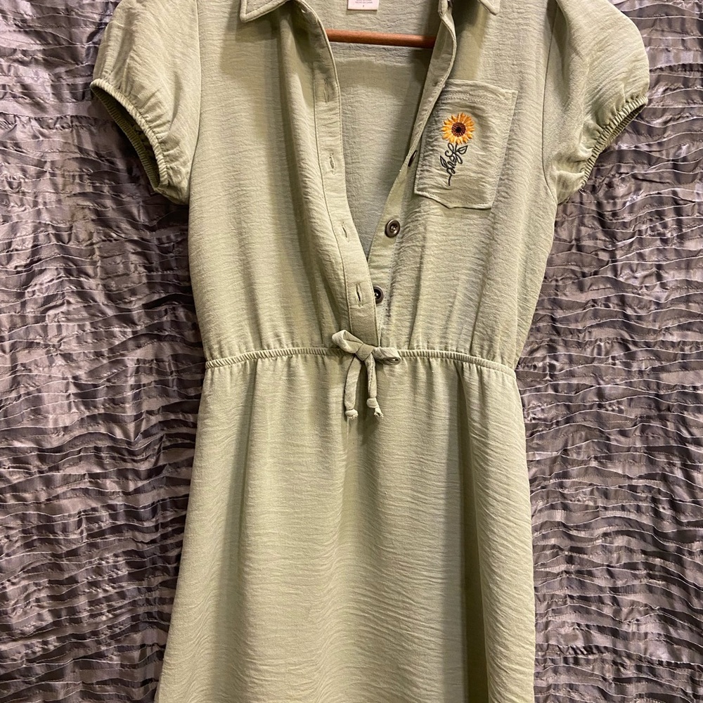 Light Green Button-Up Dress with Sunflower Embroidery Girls 8 Preowned Good Cond